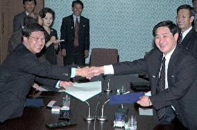 Koreas sign accord on family reunions, ex-prisoners+